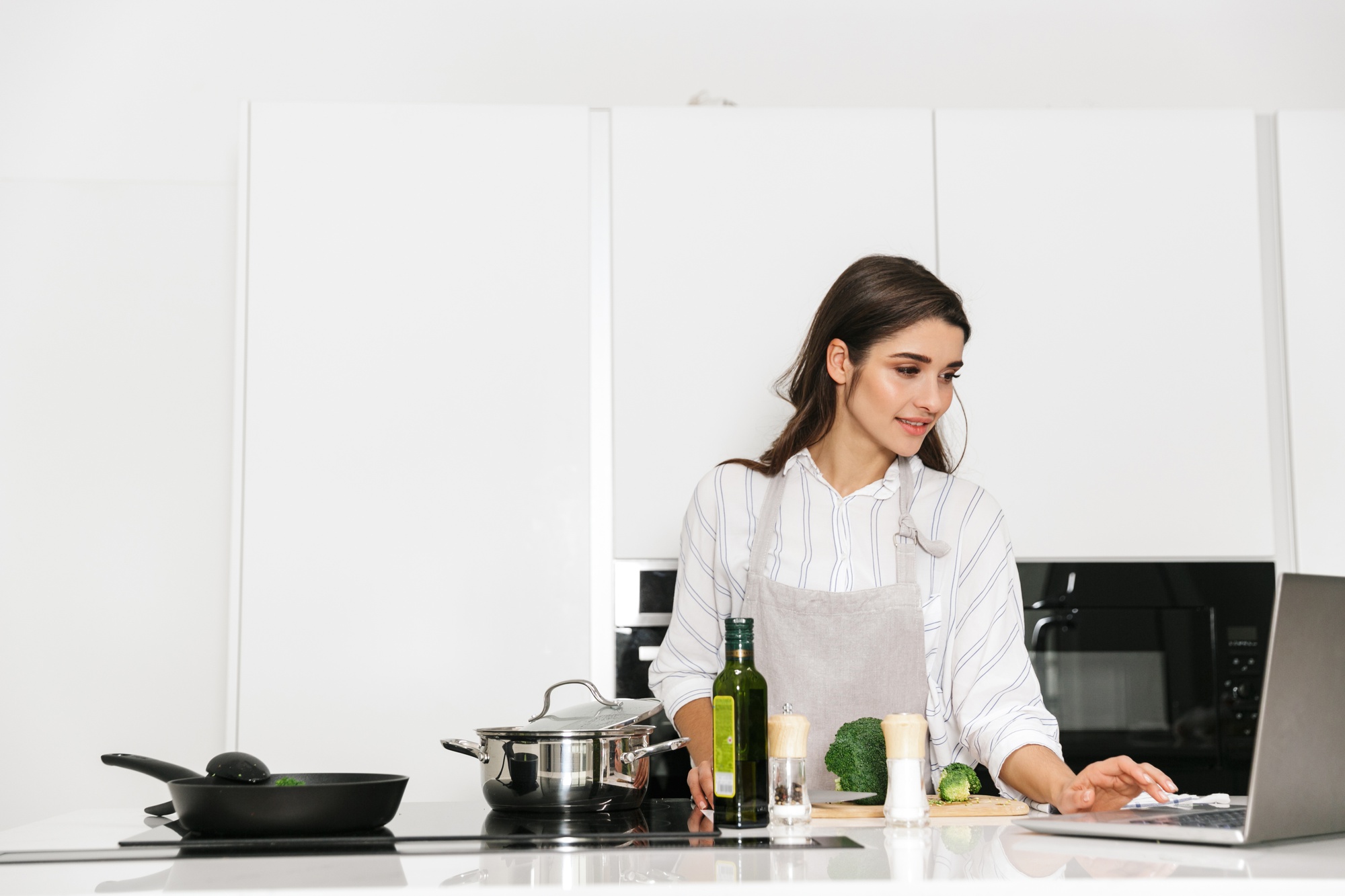 Interno studio di cucina con attrezzature moderne