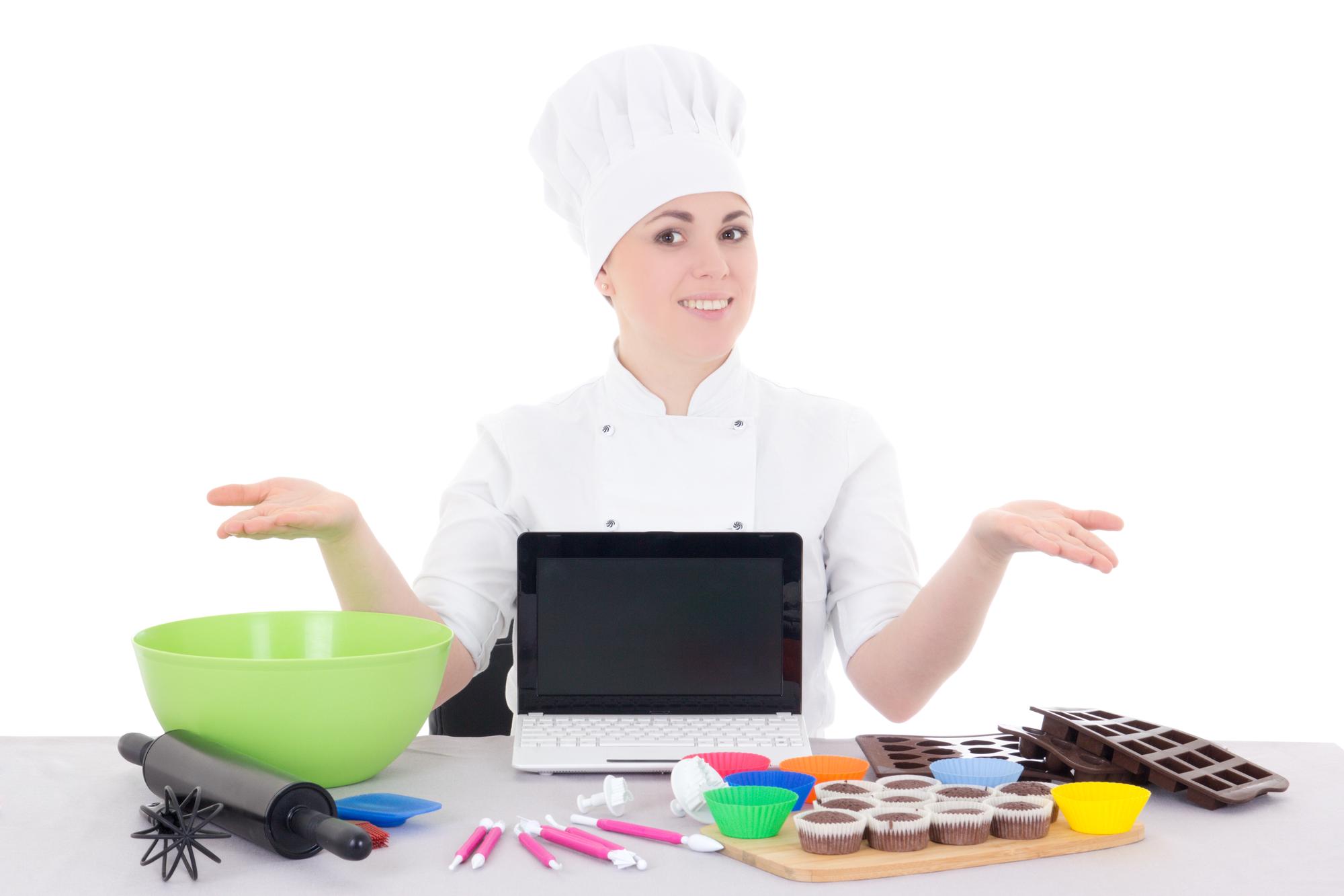 Chef che cucina in uno studio luminoso