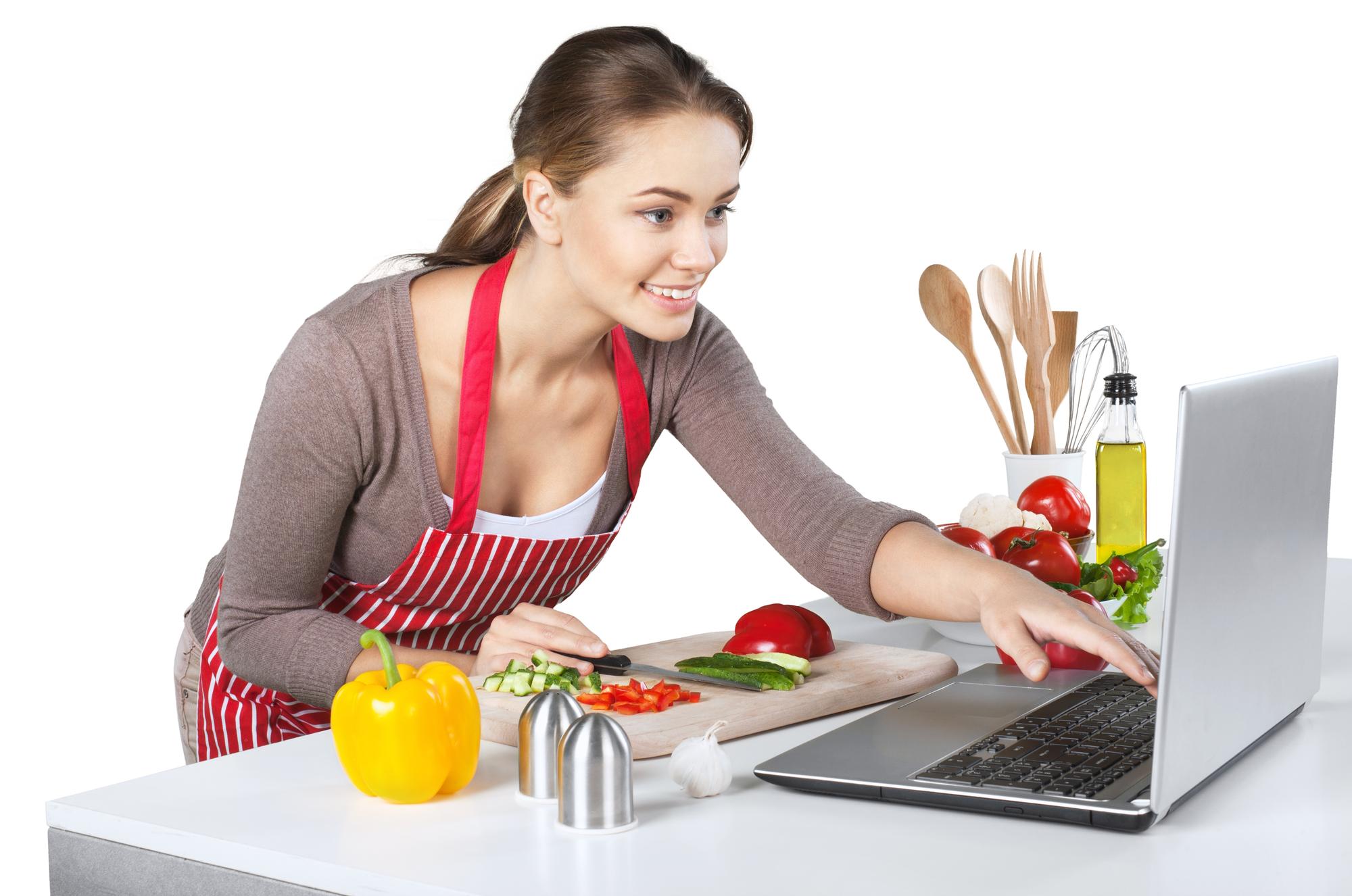 Set di ingredienti e laptop per corso online